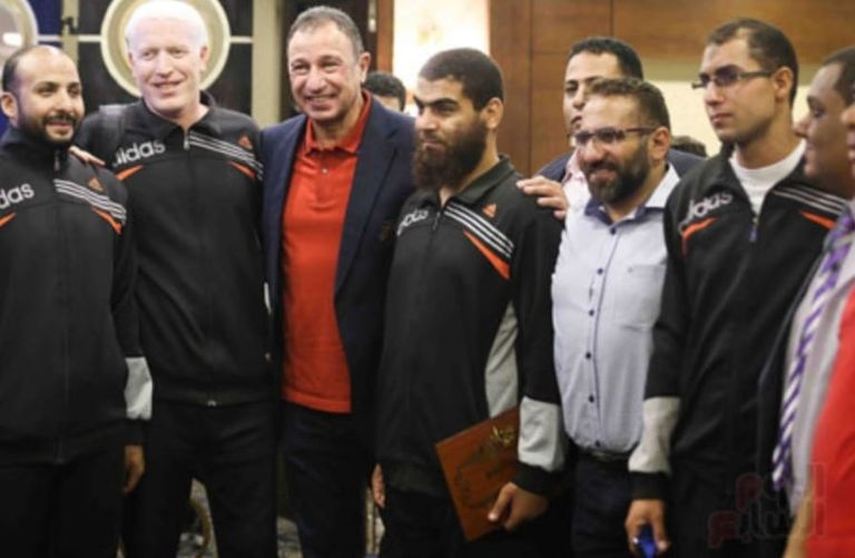 محمود الخطيب رئيس الأهلي المصري خلال تكريم منتخب مصر للمكفوفين من مباريات المكفوفين