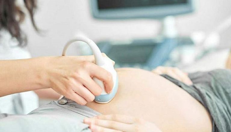 امرأة حامل تخضع لفحص الموجات فوق الصوتية