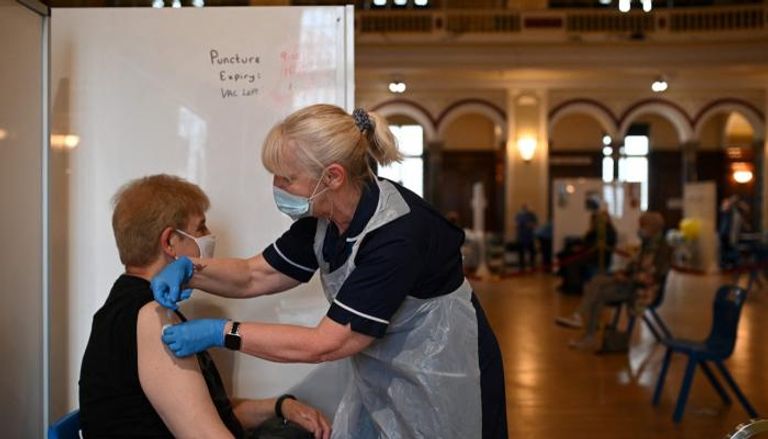 التطعيم ضد كورونا في بريطانيا