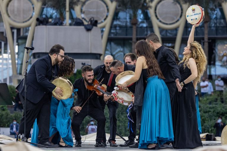 الفرقة قدمت مجموعة متنوعة من الأغاني والألحان الموسيقية والرقصات الشعبية