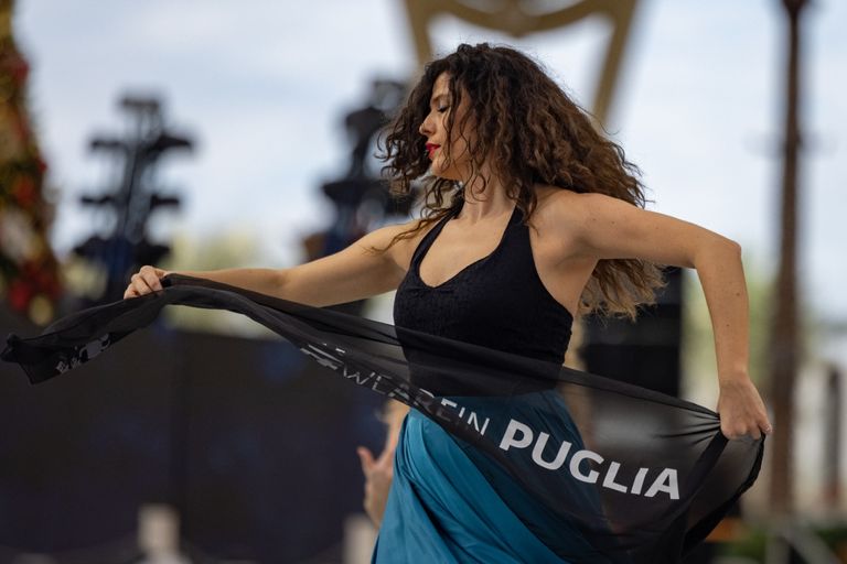 الفرقة قدمت مجموعة متنوعة من الأغاني والألحان الموسيقية والرقصات الشعبية