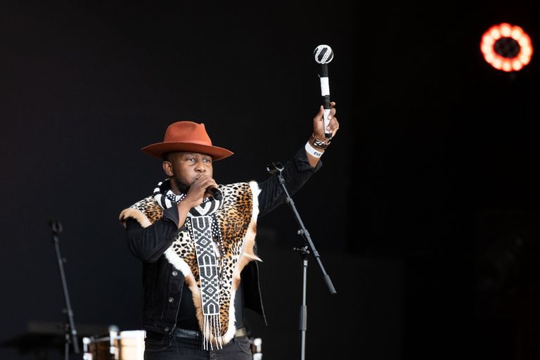 أحد أفراد فرقة موسيقية من بوتسوانا