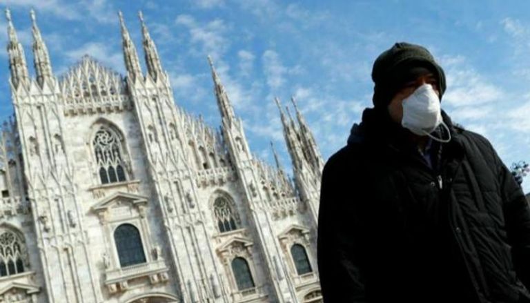 رجل يرتدي كمامة للوقاية من فيروس كورونا في إيطاليا (أرشيفية)
