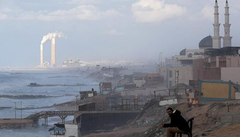 فلسطيني قرب شاطئء غزة - رويترز