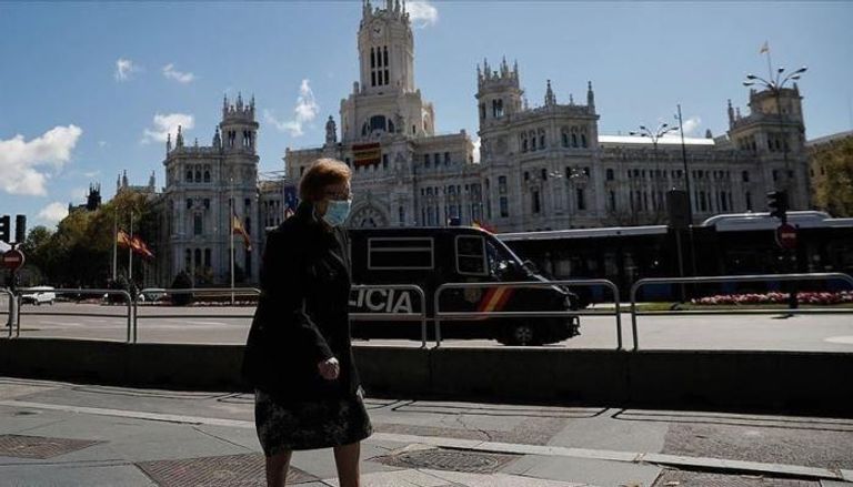 مواطنة إسبانية ترتدي كمامة في أحد شوارع مدريد