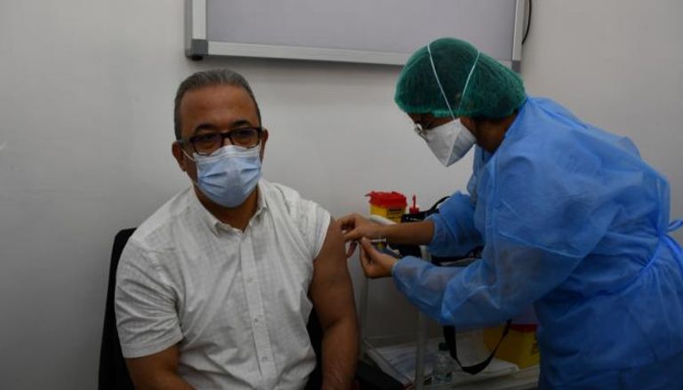 العاهل المغربي كان أول من يتلقى اللقاح في البلاد
