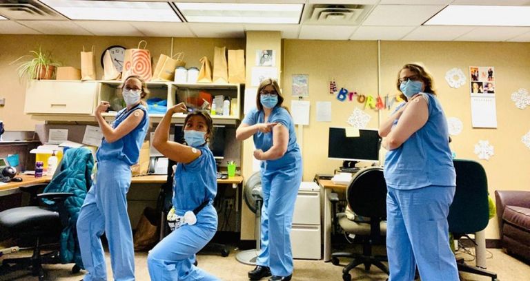 صورة لبعض الأطباء بعد تلقيهم التطعيم صور