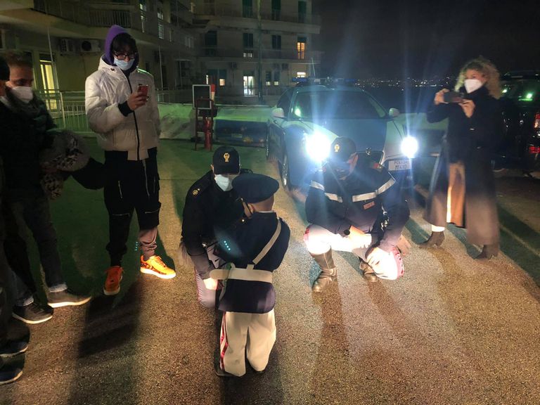 احتفاء رجال الشرطة بالطفل دافيدي الطفل دافيدي أثناء استقبال الشرطة له خارج المستشفى