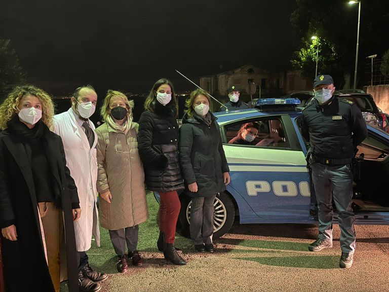 سيارة الشرطة في انتظار دافيدي الطفل دافيدي أثناء استقبال الشرطة له خارج المستشفى