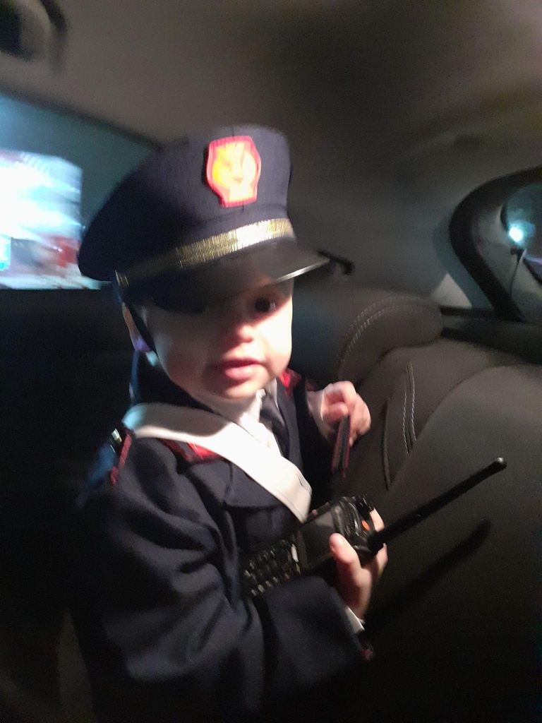 دافيدي داخل سيارة الشرطة الطفل دافيدي أثناء استقبال الشرطة له خارج المستشفى