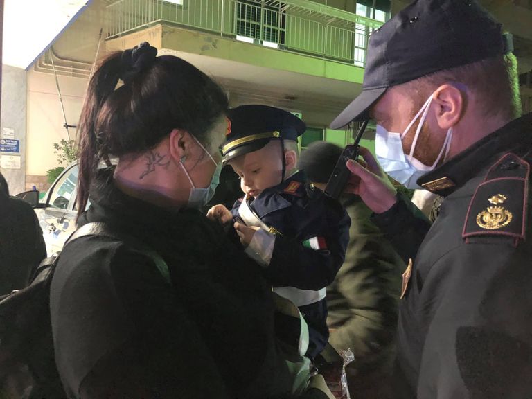 الطفل دافيدي يحقق حلمه بارتداء الزي العسكري الطفل دافيدي أثناء استقبال الشرطة له خارج المستشفى