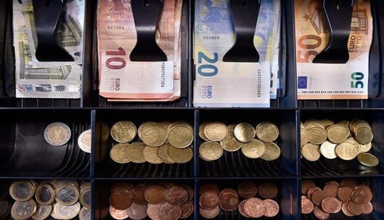 عملات ورقية ومعدنية من اليورو من فئات مختلفة