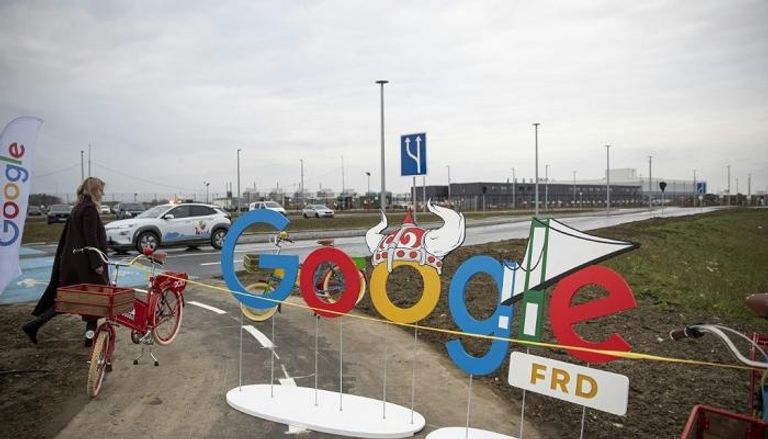 شعار جوجل أمام مركز بيانات تابع للمجموعة في الدنمارك