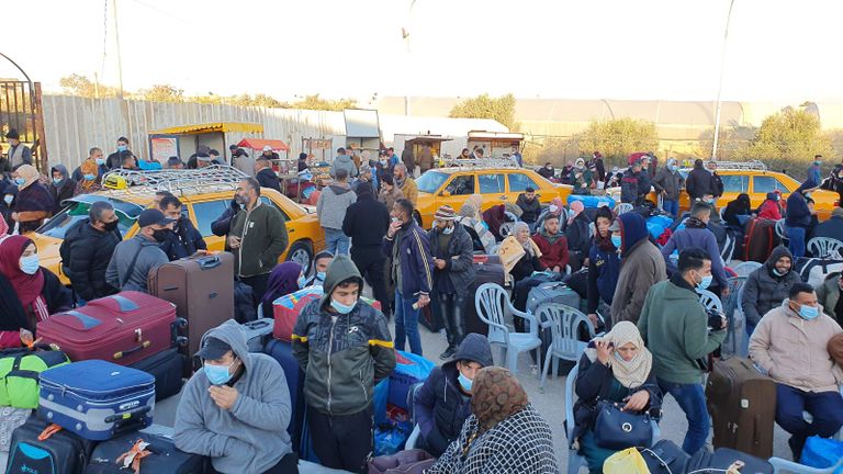 مسافرون قرب المدخل الفلسطيني لمعبر رفح