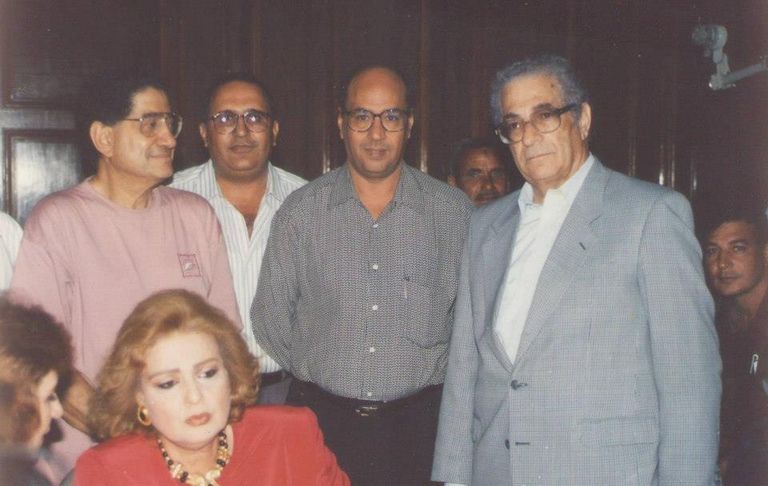 محمد عبدالنبي وعلى يساره الكاتب الشهير أنيس منصور