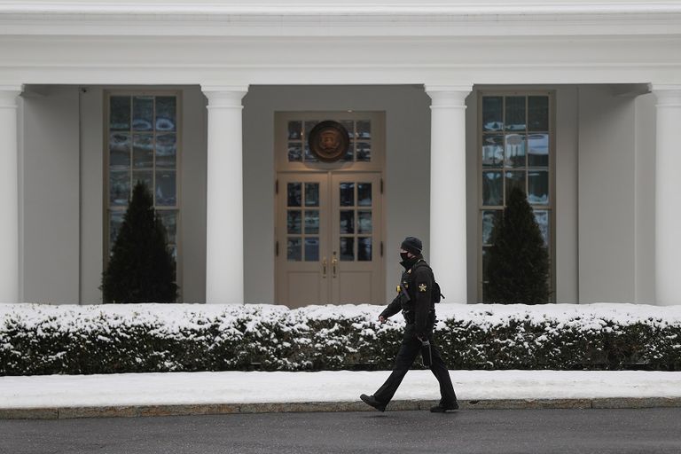 الثلوج تغطي كافة أرجاء البيت الأبيض في واشنطن