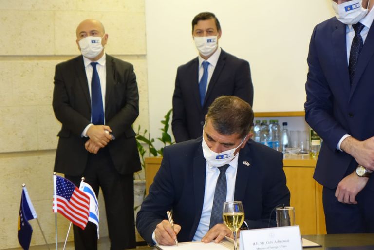 وزير الخارجية الإسرائيلي يوقع اتفاق إقامة علاقات دبلوماسية مع كوسوفو