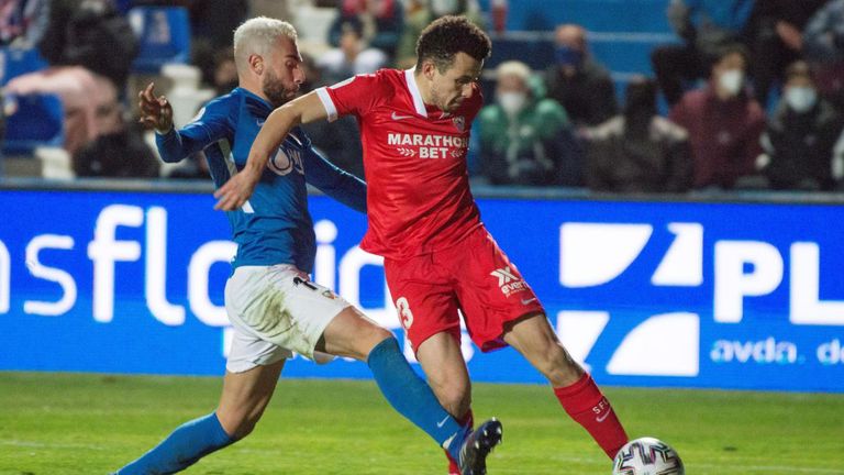 أسامة إدريسي لاعب إشبيلية الإسباني