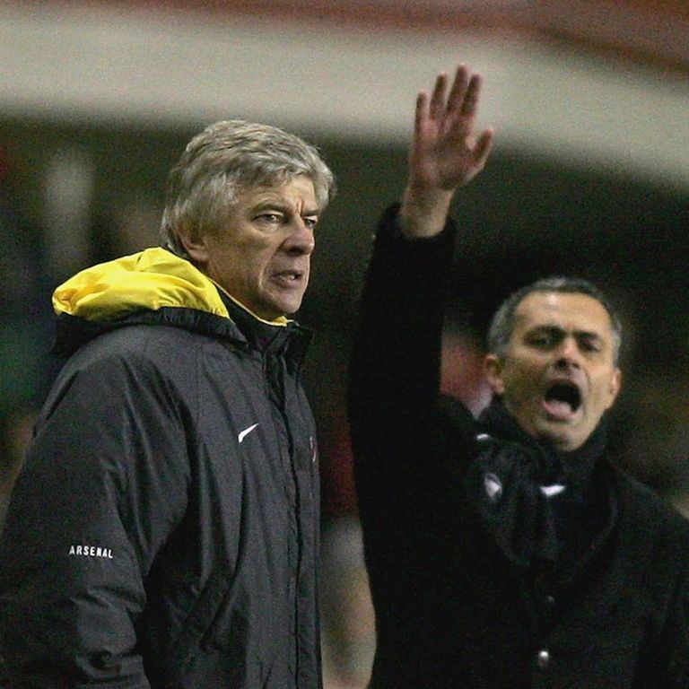 جوزيه مورينيو مدرب توتنهام الحالي وفينجر مدرب أرسنال الأسبق في 2005 مورينيو مدرب توتنهام الحالي وفينجر مدرب أرسنال الأسبق