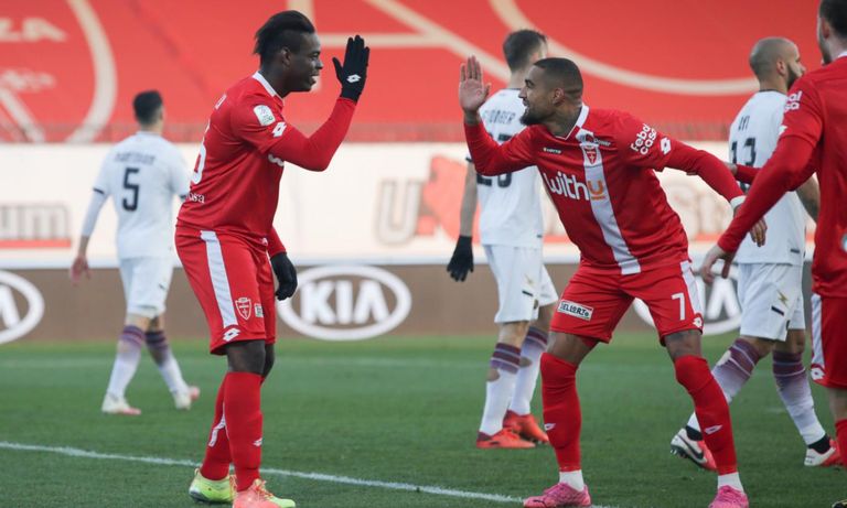 كيفن برنس بواتينج وماريو بالوتيلي فرانك ريبيري لاعب فيورنتينا الإيطالي