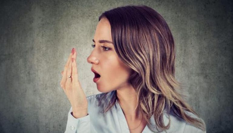 رائحة الفم الكريهة قد تشير للإصابة بعدة أمراض