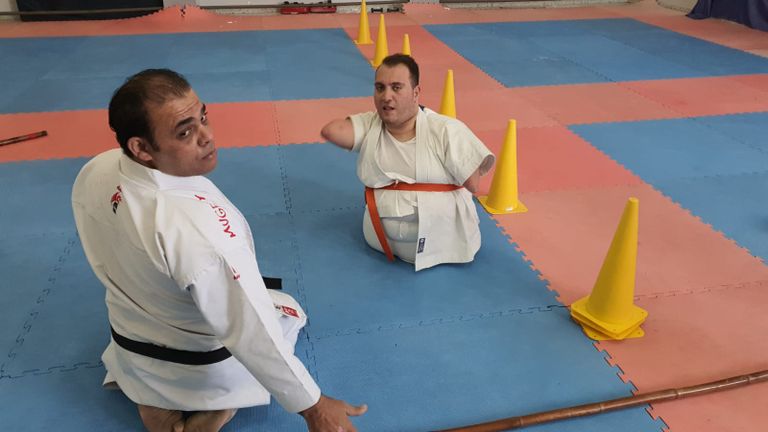 الشاب الفلسطيني يوسف أبوعميرة يمارس التدريبات مع مدربه