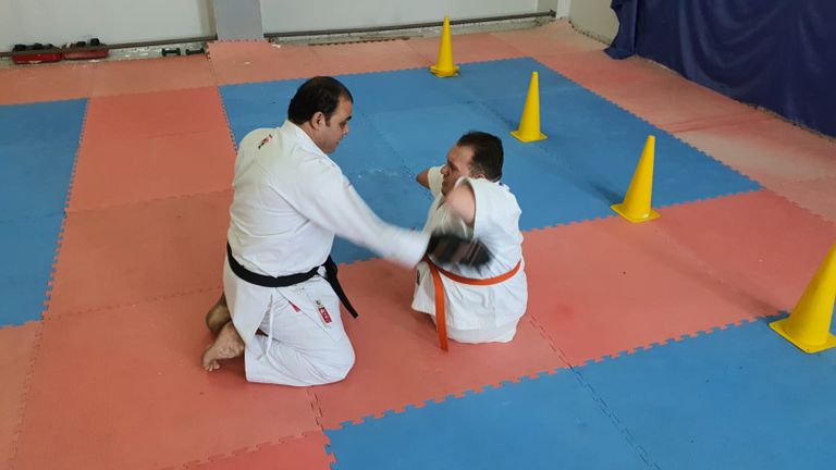 الشاب الفلسطيني يوسف أبوعميرة يمارس التدريبات مع مدربه