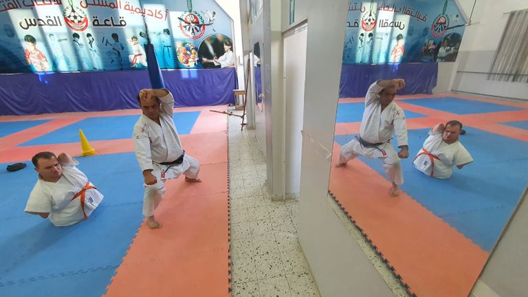 الشاب الفلسطيني يوسف أبوعميرة يمارس التدريبات مع مدربه