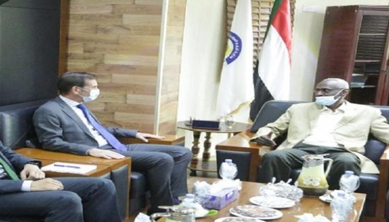 ياسر عباس مع سفير الاتحاد الأوروبي بالخرطوم