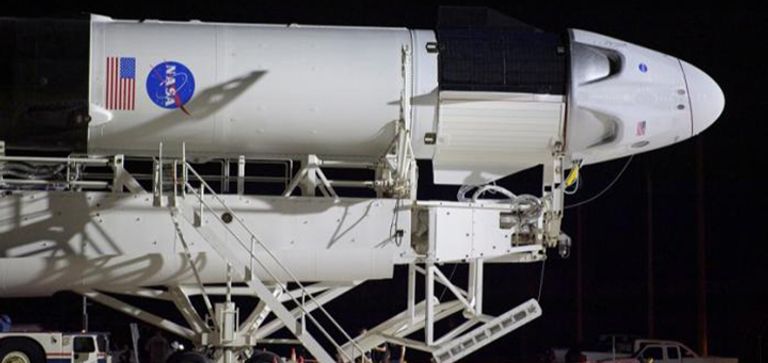 كبسولة كرو دراجون لحظة انطلاق صاروخ تابع لشركة سبيس إكس