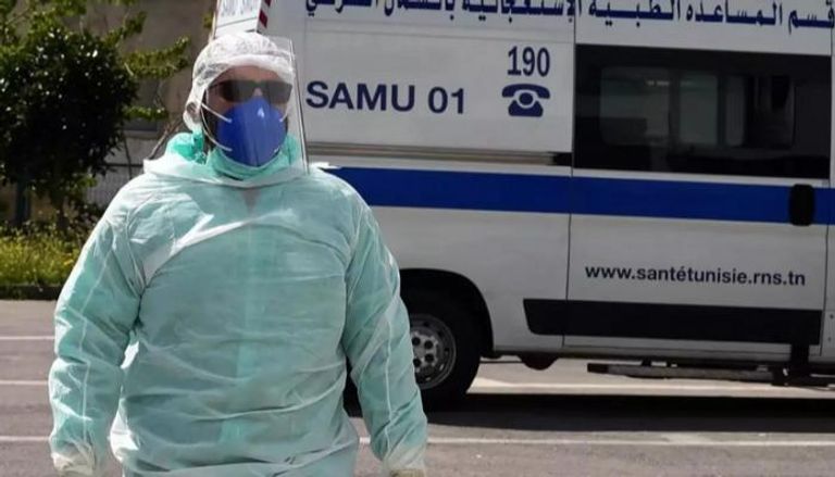 عامل صحي يرتدي بدلة واقية في تونس