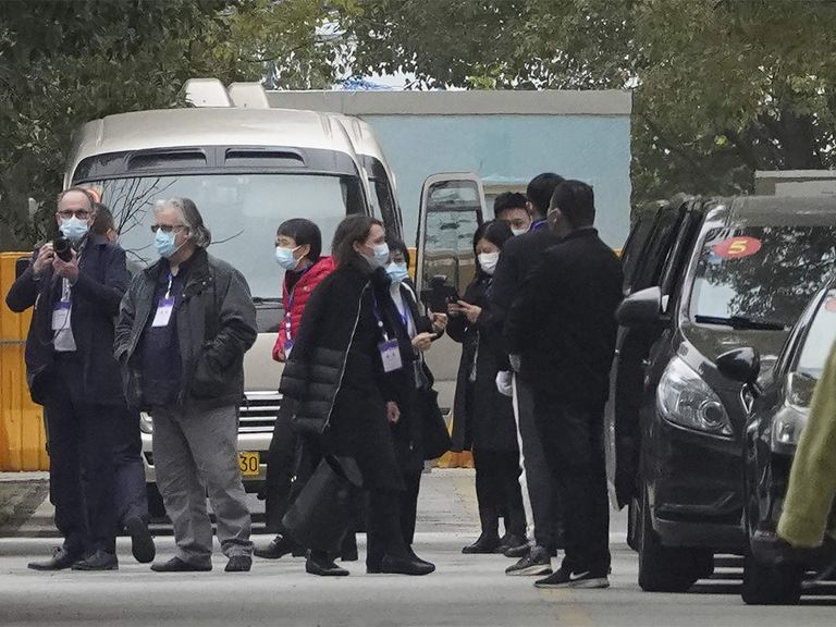 فريق "الصحة العالمية" يزور منشأة للطب البيطري في الصين فريق