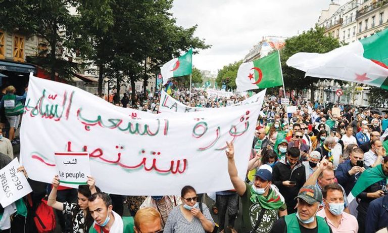 من شعارات حراك الجزائر المصر على السلمية لافتة من مظاهرات 2019 بالجزائر الرافضة لاستغلال الحراك - أرشيفية
