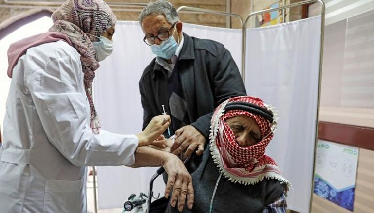فلسطيني يتلقى اللقاح للوقاية من فيروس كورونا