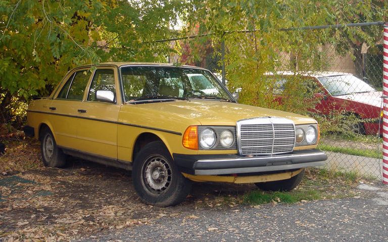 وصف حالة السيارة المستعملة قبل عرضها للبيع - تعبيرية بيع وشراء السيارات