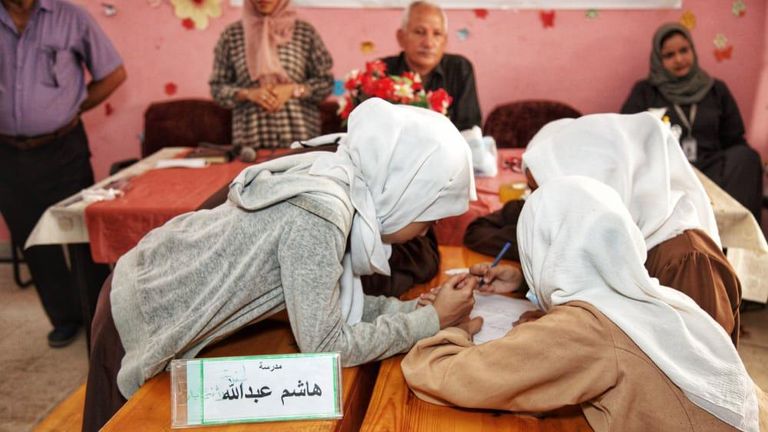 جانب من فعاليات مدارس خور مكسر لنشر ثقافة التعايش والسلام