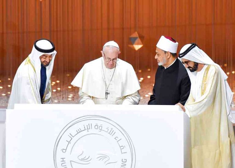 شيخ الأزهر وبابا الفاتيكان أثناء توقيع وثيقة الإخوة الإنسانية في حضور الشيخ محمد بن راشد آل مكتوم نائب رئيس دولة الإمارات رئيس مجلس الوزراء حاكم دبي والشيخ محمد بن زايد آل نهيان ولي عهد أبوظبي نائب القائد الأعلى للقوات المسلحة الإماراتية شيخ الأزهر وبابا الفاتيكان يوقعان وثيقة الأخوة الإنسانية