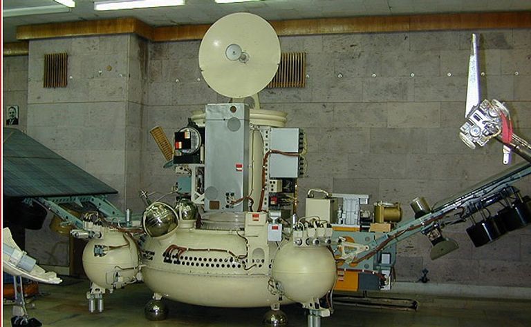 المسبار (فوبوس 2 ) وهو آخر محاولات الإتحاد السوفيتي قبل تفككه