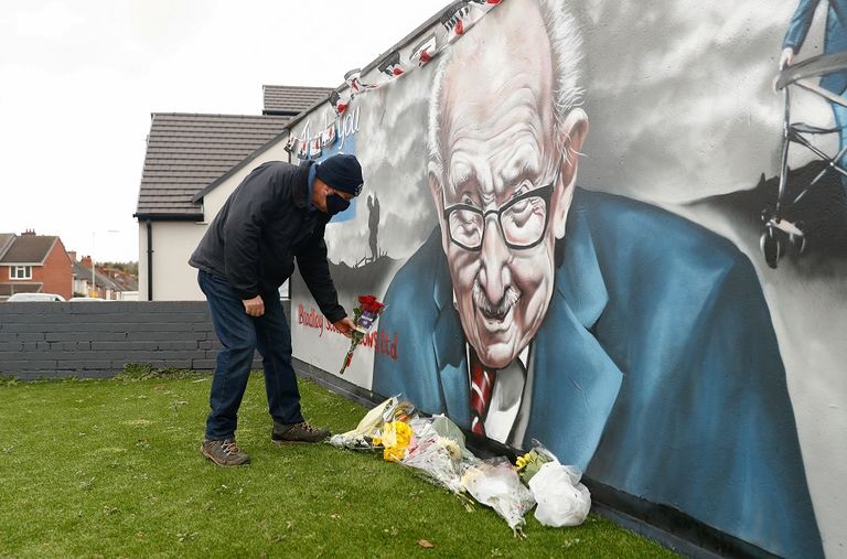 الكابتن توم مور