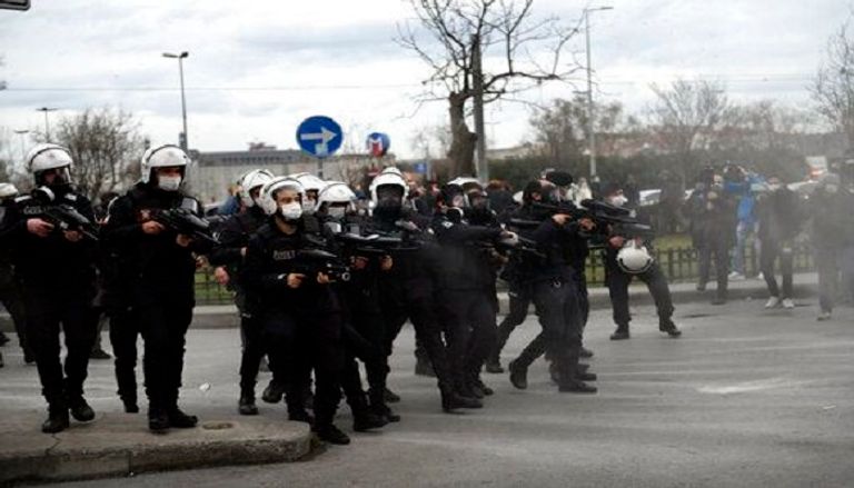 الشرطة التركية خلال قمع مظاهرات طلاب جامعة البسفور الشرطة التركية خلال قمع مظاهرات طلاب جامعة البوسفور