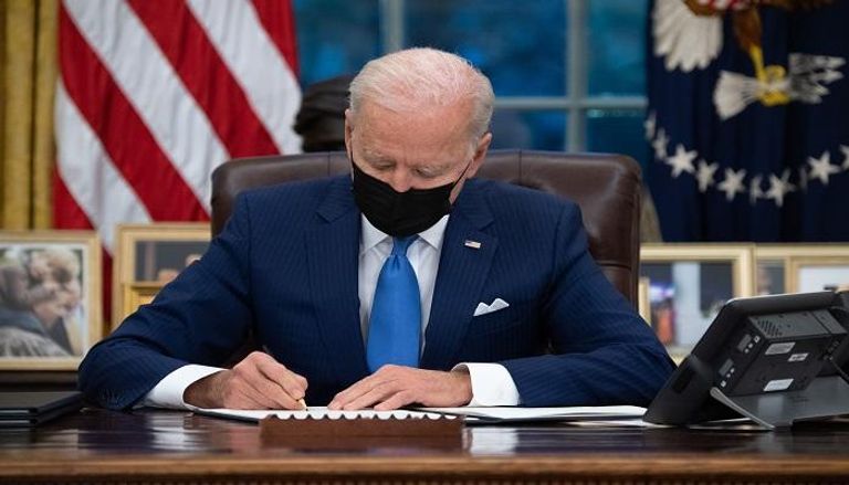 الرئيس الأمريكي جو بايدن خلال التوقيع على قرارات تخص الهجرة- أ.ف.ب