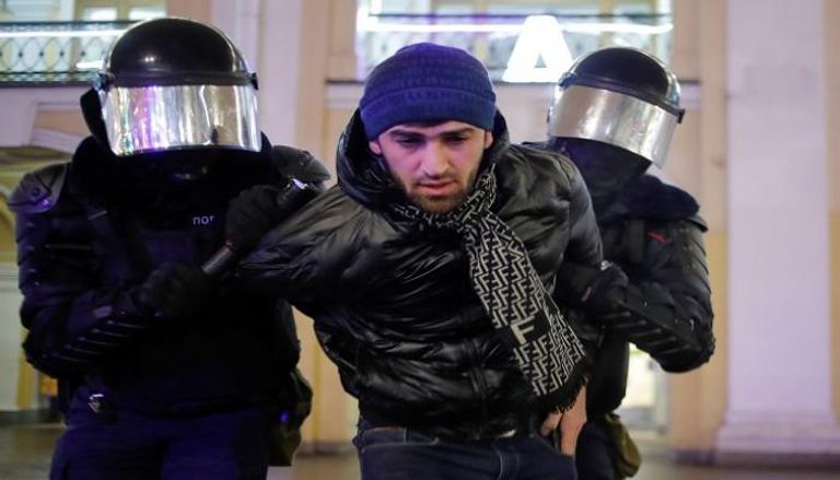 الشرطة الروسية خلال اعتقال أحد المتظاهرين في موسكو- رويترز
