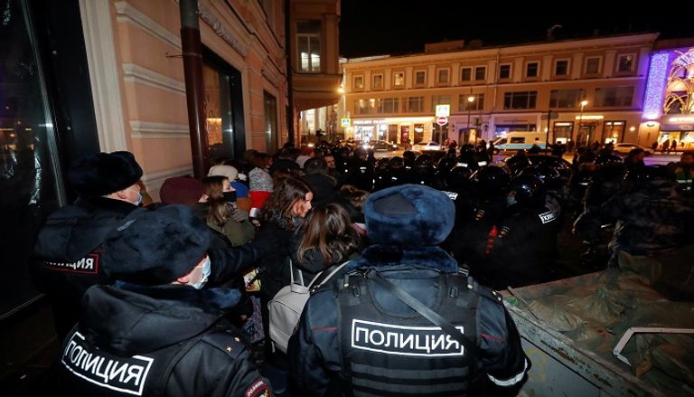 الشرطة تحاصر مجموعة من المتظاهرين الرافضين لسجن المعارض أليكسي نافالني- رويترز 