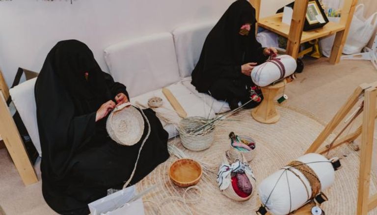 اثنتان من حرفيات الإمارات في جناح الغدير بمهرجان الشيخ زايد