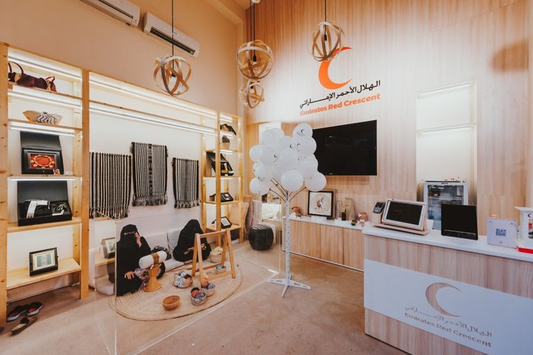 اثنتان من حرفيات الإمارات في جناح الغدير بمهرجان الشيخ زايد