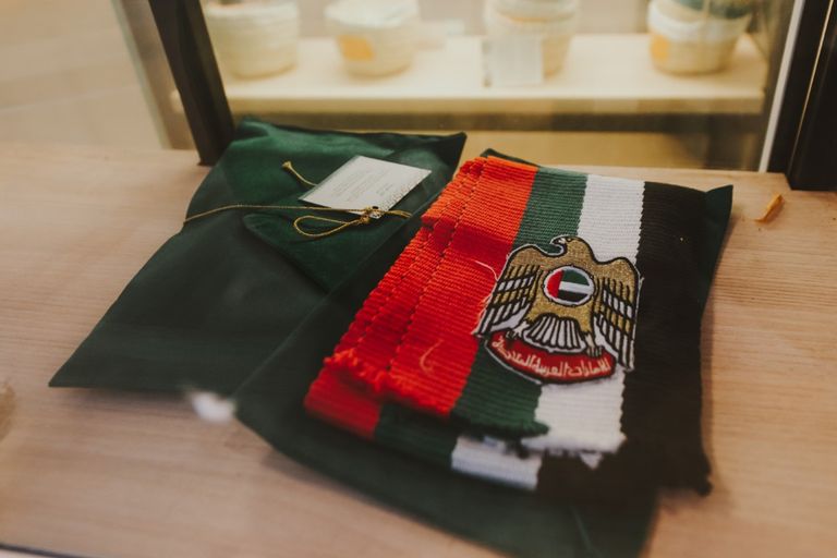 اثنتان من حرفيات الإمارات في جناح الغدير بمهرجان الشيخ زايد