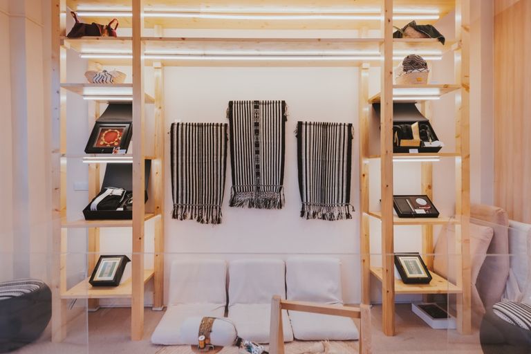 اثنتان من حرفيات الإمارات في جناح الغدير بمهرجان الشيخ زايد