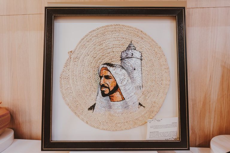 اثنتان من حرفيات الإمارات في جناح الغدير بمهرجان الشيخ زايد