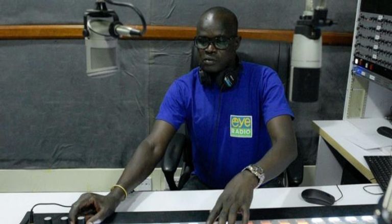 صحفي من جنوب السودان داخل استديو إذاعي محلي