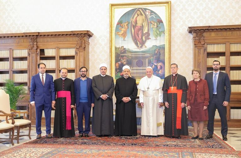 شيخ الأزهر وبابا الفاتيكان مع أعضاء اللجنة العليا للأخوة الإنسانية شيخ الأزهر وبابا الفاتيكان خلال توقيع وثيقة الأخوة الإنسانية في أبوظبي